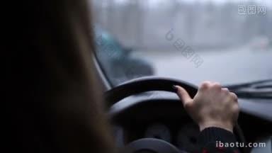 在冬日的高速公路上，年轻自信的女司机一手牢牢地握着<strong>方向盘</strong>